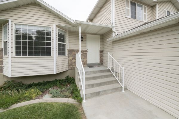 Cost of White Vinyl Siding Replacement in Humble
